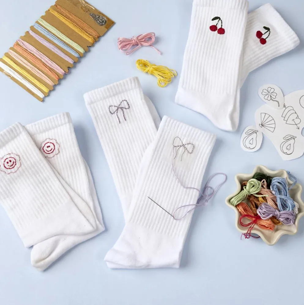 DIY Kit Broderi, strumpor, vit, 1 förp.