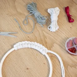 DIY Kit Makramé, Julkrans, mossgrön, julröd, råvit, 1 förp.