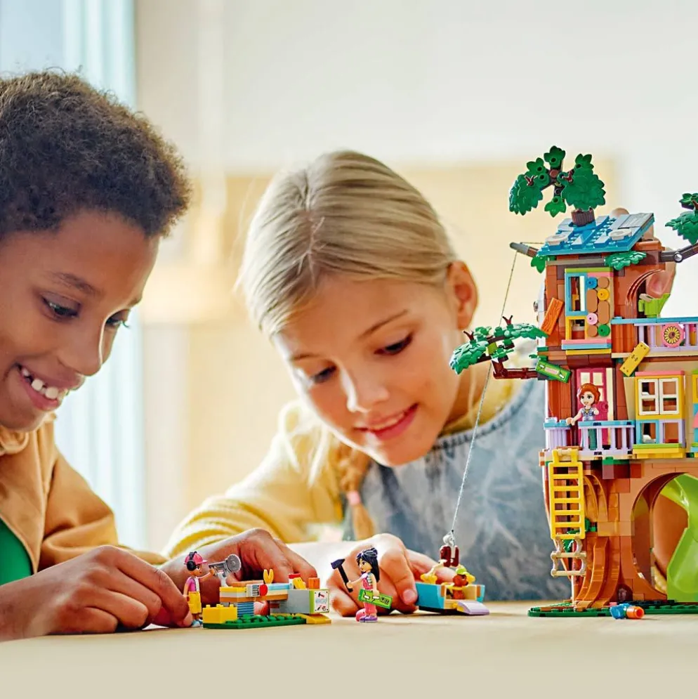 LEGO® Friends Vänskapsträdhus och kreativt område, 701 delar/ 1 förp.