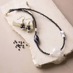 Mini DIY Kit Smycken, Kraftigt halsband, svart harmoni, 1 förp.