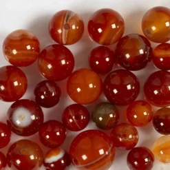 Pärlor av agatsten, Dia. 6+8+10 mm, Hålstl. 0,9-1 mm, bränd orange, röd, 28 st./ 1 förp.