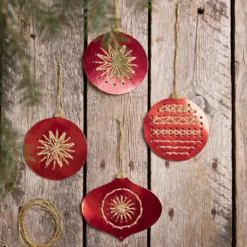Sykartong, julornament, H: 8,5-12 cm, Hålstl. 3 mm, metallicröd, 8 st./ 1 förp.
